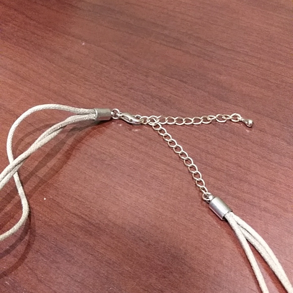 Vintage pale gold tone necklace and earrings set - Picture 3 of 5